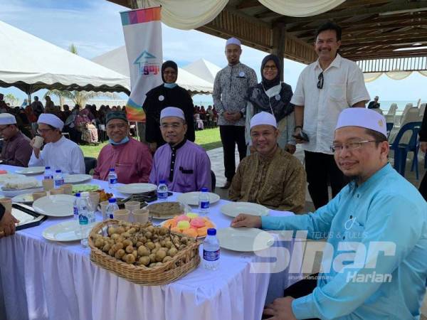 Tuan Fazrul (kanan) dan Imam Besar MAIK, Muhammad Hana Pizi sempat menjamu selera di Majlis Pelancaran Program Masuk Syurga Sekeluarga di Ala Resort Lodge di Bachok, hari ini.