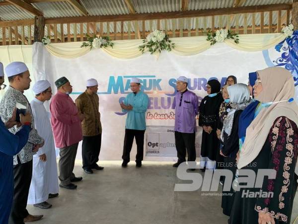 Pentadabbur terkemuka, Tuan Fazrul (tengah) sempat memberi perkongsian mengenai pengalamannya membantu ibu bapa mendidik anak-anak untuk mengimarahkan Alquran semasa Majlis Pelancaran Masuk Syurga Sekeluarga di Bachok, hari ini.
