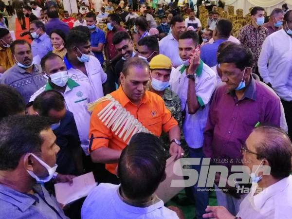 Saravanan menyantuni masyarakat Sungai Siput sempena Karnival PenjanaKerjaya di Sungai Siput hari ini.