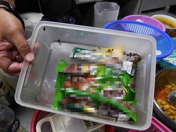 Bangkai lipas terdapat dalam sebuah kotak simpanan pek minuman ditemui di sebuah kedai makanan di sebuah pusat membeli-belah di sini semasa 'Ops Sapu' yang dijalankan oleh penguatkuasa bahagian Keselamatan dan Kualiti Makanan, Jabatan Kesihatan Negeri Pulau Pinang bersama Jabatan Siasatan Jenayah, Ibu Pejabat Polis Daerah Seberang Perai Tengah dan Majlis Bandaraya Seberang Perai, hari ini. - Foto Bernama