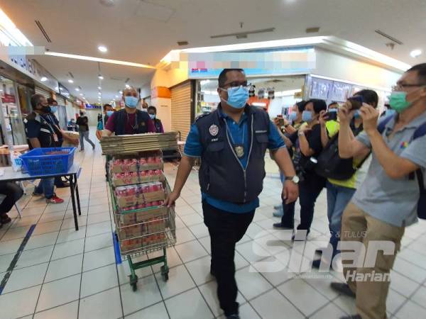 Minuman keras turut dirampas dalam serbuan yang dilakukan di Bukit Mertajam pagi tadi.