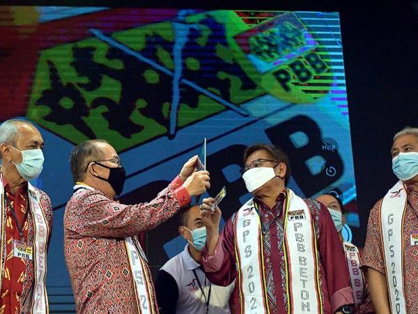 Abang Johari (dua dari kanan) melancarkan perasmian konvensyen dengan mengimbas kad identiti beliau dibantu oleh Timbalan Ketua Menteri Sarawak Datuk Amar Douglas Uggah Embas ketika menghadiri Konvensyen Khas PBB Zon Betong di Dewan Sukan Tan Sri Stephen Kalong Ningkan, Betong hari ini.