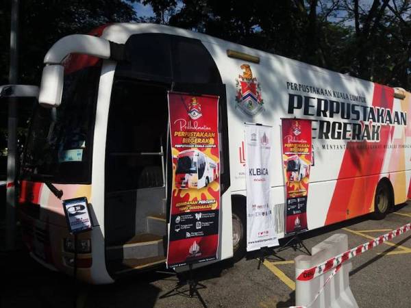 Perkhidmatan bas perpustakaan bergerak atas inisiatif Perpustakaan Kuala Lumpur yang dapat memuatkan sehingga 1,500 naskah buku.