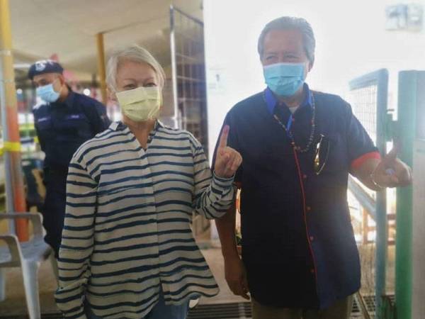 Anifah bersama isterinya, Siti Rubiah selesai mengundi di pusat mengundi di Sekolah Kebangsaan (SK) Kampung Brunei, Membakut, Beaufort hari ini.