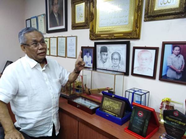 
Zainal menunjukkan sebahagian koleksi anugerah dan penghargaan yang diterimanya atas kegigihan memperjuangkan nasib pekerja di negara ini.