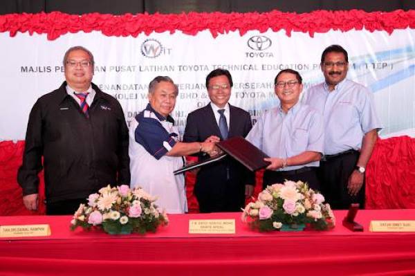 Zainal (dua dari kiri) ketika Majlis Menandatangani MoU Kojel WIT bersama Toyota. 