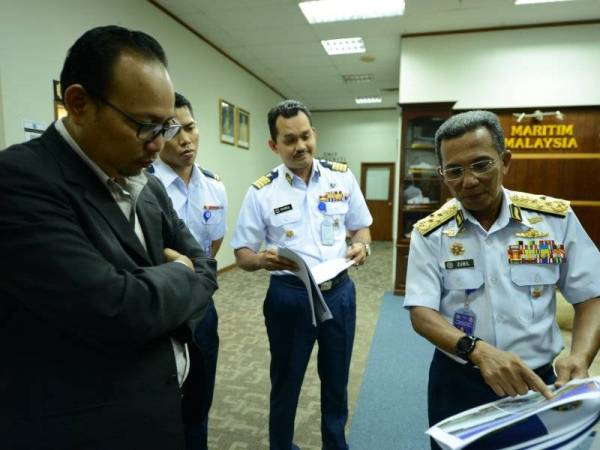 Mohd Zubil Mat Som bersama Penolong Pengarang Pengisian Berita Sinar Harian, Junhairi Alyasa.