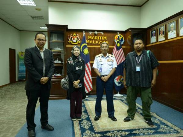 Penolong Pengarang Pengisian Berita Sinar Harian, Junhairi Alyasa dan Ketua Meja Jenayah, Izwan Rozlin serta wartawan Rosalwani Che Soh bersama Mohd Zubil di Putrajaya baru-baru ini.