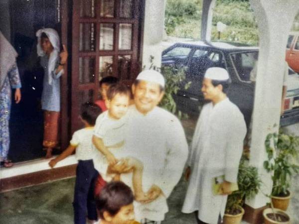 Azizan mendukung Ahmad Faiq yang merupakan cahaya matanya yang ketujuh.