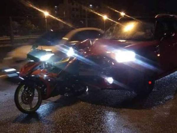 Seorang penunggang motosikal maut manakala isterinya cedera dalam kemalangan di Lebuhraya SILK, semalam. - Foto sumber internet
