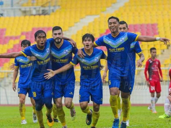 Pemain-pemain Pulau Pinang meraikan jaringan ketika aksi menentang UKM FC pada saingan Liga Premier di Selayang petang semalam. - Foto Penang FA