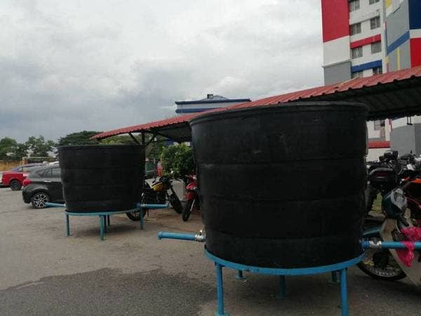 Tangki air yang disediakan di Blok 41 PPR Gombak Setia.