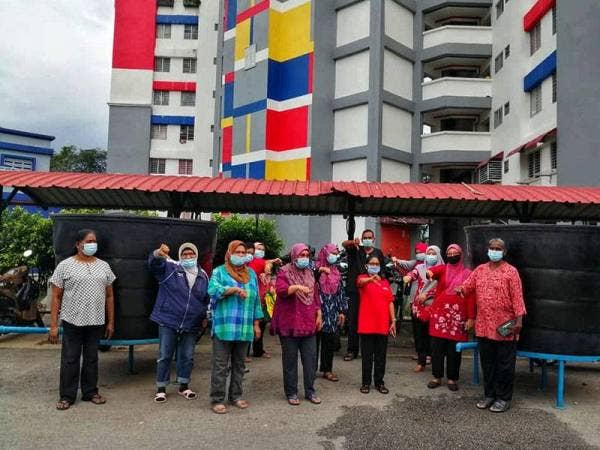 Sebahagian penduduk berkumpul mengadukan masalah gangguan air dihadapi mereka yang semakin kritikal kebelakangan ini.