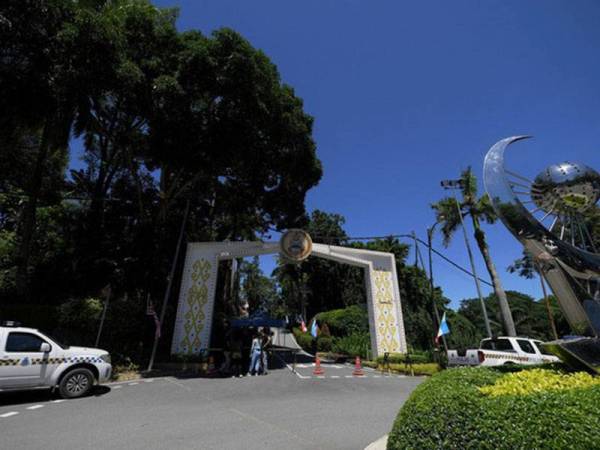 Istana Negeri Sabah menjadi tumpuan pengamal media bagi mengetahui perkembangan istiadat angkat sumpah Ketua Menteri Sabah baharu yang dijangka di hadapan Yang Dipertua Negeri Sabah Tun Juhar Mahiruddin, hari ini.