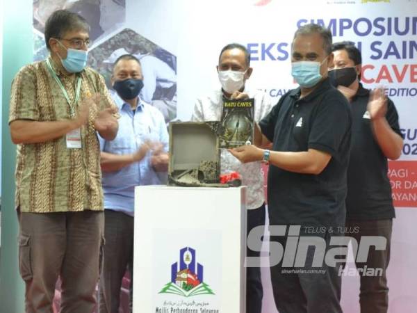 Shamsul (kanan) menyempurnakan pelancaran buku Batu Caves yang bakal ditempatkan di PPAS sebagai sumber rujukan.