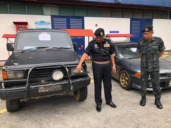 Ketua Polis negeri, Deputi Komisioner Shafien Mamat (dua, kanan) dan Penolong Pegawai Pemerintah Batalion 7 PGA, Deputi Superintendan Ku Majidin Che Ku Jusoh menunjukkan kesan rempuhan kenderaan model Isuzu Trooper yang digunakan suspek melanggar kereta dinaiki anggota polis model Proton Wira dari arah belakang.