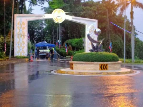 Kawasan persekitaran pintu masuk Istana Negeri Sabah kelihatan lengang sekitar jam 6 petang semalam.