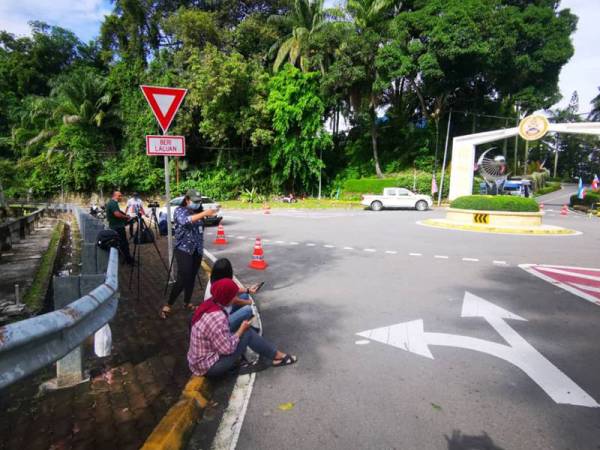 Wakil-wakil media bersedia di hadapan pintu masuk Istana Negeri Sabah pagi ini kerana difahamkan upacara angkat sumpah Ketua Menteri Sabah yang baharu akan berlangsung kira-kira jam 10 pagi ini.