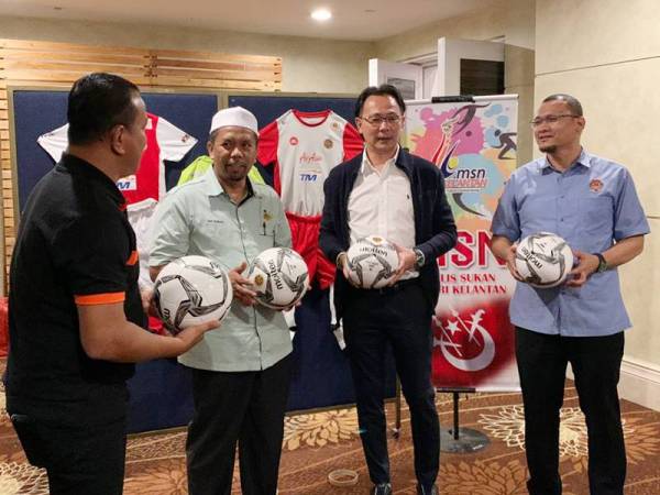 Wan Roslan (dua dari kiri) berbincang dengan Ong Kim Swee (dua dari kanan) selepas Majlis Perasmian Penutup Seminar Pembangunan Kejurulatihan Bola Sepak Remaja 2020 di Kota Bharu hari ini.