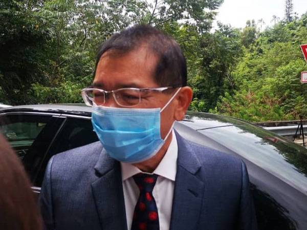 Johnny menyerahkan sumbangan makanan kepada media di perkarangan pintu utama Istana Negeri di Jalan Istana, Kota Kinabalu.