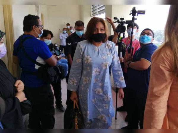 Rose Azlin (tengah) meninggalkan Mahkamah Majistret Petaling Jaya selepas selesai prosiding pertuduhan terhadapnya hari ini.