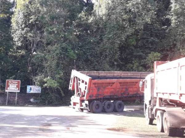 Keadaan lori yang lalu lalang berhampiran pintu masuk Air Terjun Sungai Pandan di Panching, Kuantan.