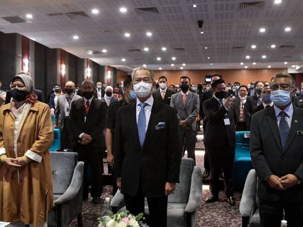 Muhyiddin (depan, dua dari kanan) bersama Menteri Perumahan dan Kerajaan Tempatan, Zuraida Kamaruddin (depan, dua dari kiri) dan Timbalan Menteri Perumahan dan Kerajaan Tempatan, Datuk Seri Dr Ismail Abd Muttalib hadir pada Majlis Pembukaan Malaysia Urban Forum 2020 di Auditorium Asian International Arbitration Centre (AIAC), Bangunan Sulaiman, Kuala Lumpur hari ini. - Foto Bernama