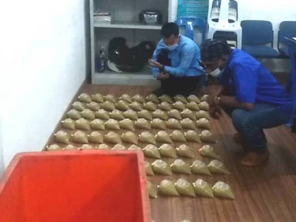 Sebanyak 80 bungkusan cecair disyaki air ketum ditemui dalam tong ais ketika serbuan di sebuah stor dekat Jalan Sidam Kanan semalan.