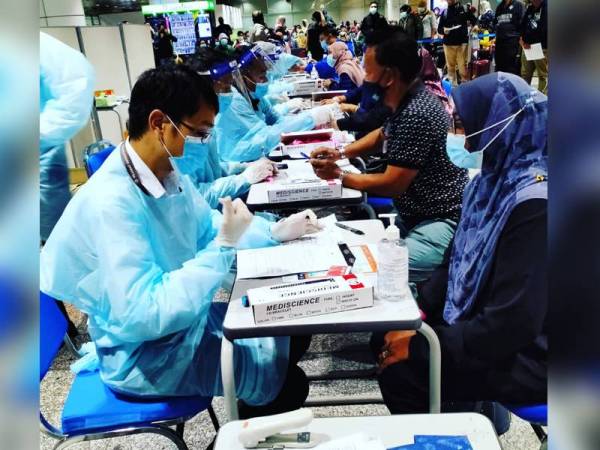 Saringan Covid-19 yang dilakukan di KLIA. - Foto ihsan UMNO Seremban