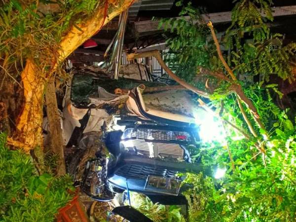 Keadaan pacuan empat roda yang terbabit kemalangan di Kilometer 16 Jalan Sungai Ruan-Lembah Klau di sini awal pagi ini.