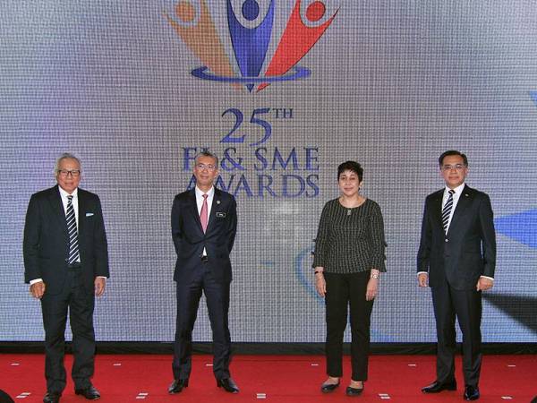 Tengku Zafrul (dua dari kiri), Nor Shamsiah (dua dari kanan), Mohammed (kiri) dan Mohd Zamree bergambar bersama pada Anugerah Institusi Kewangan dan PKS ke-25 Credit Guarantee Corporation Malaysia Bhd (CGC), Kuala Lumpur hari ini.