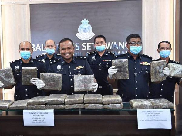 Rajab (tiga dari kiri) menunjukkan antara ganja yang dirampas dalam serbuan berasingan di sekitar ibu kota, baru-baru ini pada sidang akhbar di Balai Polis Setiawangsa, Kuala Lumpur hari ini.