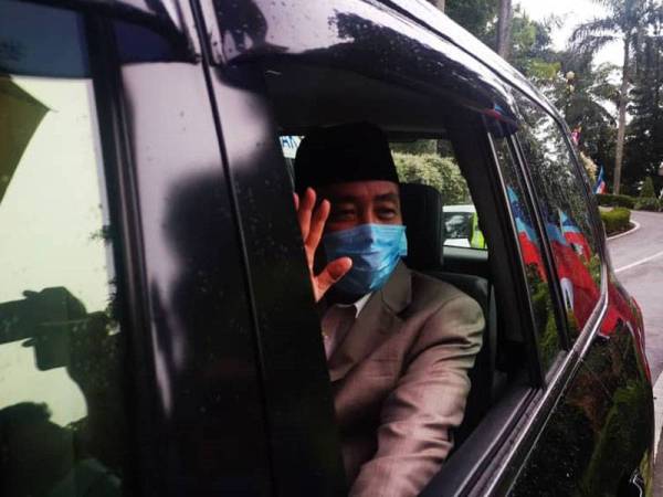 Hajiji ditemui pemberita selepas kira-kira satu jam pertemuan dengan Yang di-Pertua Negeri Sabah, Tun Juhar Mahiruddin di Istana Negeri, Kota Kinabalu hari ini.