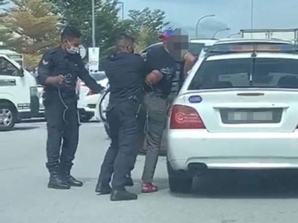 Polis menahan lelaki warga Nigeria yang mabuk hingga mencederakan pemilik sebuah restoran di Bandar Mahkota Cheras, Kajang hari ini.