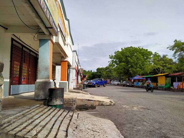 Premis perniagaan di Zon Melor Ambangan Heights yang lenggang akibat PKPD sebelum ini, mula dilalui kenderaan hari ini.