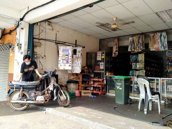 Pengusaha bengkel, Lim Kok Wooi memulakan hari pertama operasi hari ini setelah sebulan tidak dibenarkan beroperasi.