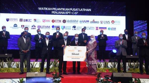 Muhyiddin (depan empat, kiri) menyaksikan penyerahan Pelantikan Pusat Latihan PENJANA KPT-CAP. -Foto Bernama