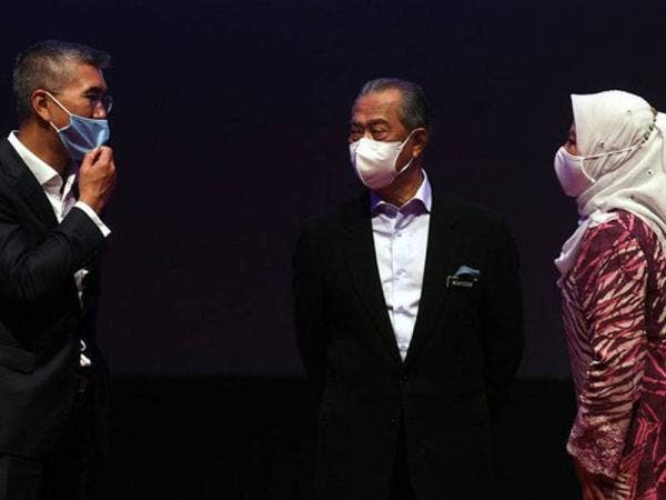 Muhyiddin Yassin berbual sesuatu bersama Tengku Zafrul dan Noraini (kanan) pada Majlis Pelancaran Penjana Kementerian Pengajian Tinggi- Career Advancement Programme (KPT-CAP) di Dewan Canselor Tun Abdul Razak UKM hari ini. -Foto Bernama