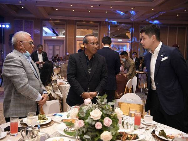 Tengku Hassanal Ibrahim Alam Shah (kanan) berkenan beramah mesra dengan tetamu yang hadir pada Majlis Pelancaran Buku Biografi Sukan Al-Sultan Abdullah ‘Raja Sukan Berjiwa Rakyat’ di Kuala Lumpur hari ini.