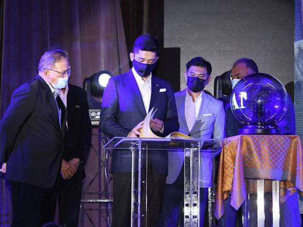 Tengku Hassanal Ibrahim Alam Shah berkenan melihat Buku Biografi Sukan Al-Sultan Abdullah ‘Raja Sukan Berjiwa Rakyat’ di Kuala Lumpur hari ini.