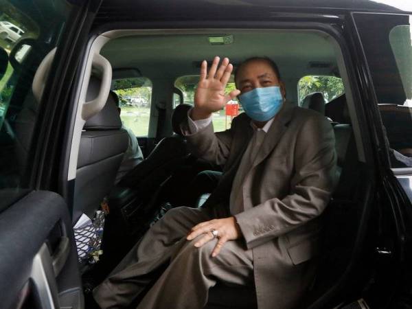 Hajiji Noor melambaikan tangan kepada media selepas mengadakan sidang akhbar di sebuah hotel semalam. -Foto Bernama