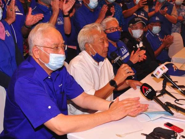 Bung Moktar pada sidang akhbar di Bangunan UMNO, pada malam keputusan PRN Sabah, Sabtu lalu.