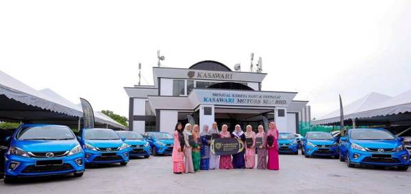 Sultan Ibrahim mengurniakan kereta Perodua Myvi kepada 10 jururawat yang bertugas di Wad Diraja Hospital Sultanah Aminah (HSA) di Johro Bahru bagi menzahirkan penghargaan atas khidmat mereka kepada baginda dan Keluarga DiRaja Johor.