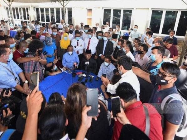 Bung ketika ditemui pemberita kediamannya selepas menghadiri taklimat di Pusat Pentadbiran Negeri Sabah (PPNS) disini hari ini. - Foto Jabatan Peneranagan