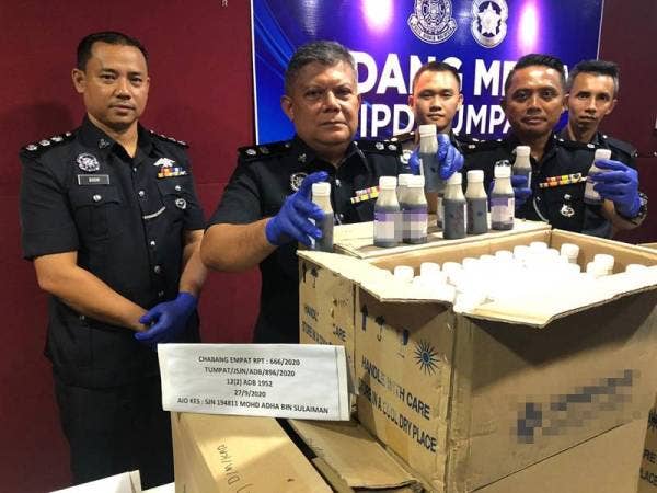 Ketua Polis daerah, Superintendan Ab Rashid Mat Daud (dua dari kanan) menunjukkan ubat batuk yang dirampas dari sebuah Toyota Hilux yang ditinggalkan di sebuah kawasan perumahan di Wakaf Bharu, Tumpat pada Sabtu lalu.