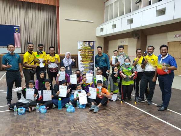 Megat D Shahriman (kanan) bersama peserta selepas merasmikan Program Pengenalpastian Bakat Sukan OKU Peringkat Negeri Perak di Teluk Intan hari ini.