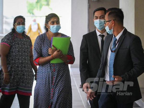 Uma Devi (dua dari kiri) bersama pegawai Perkeso di Kompleks Mahkamah Seremban hari ini.