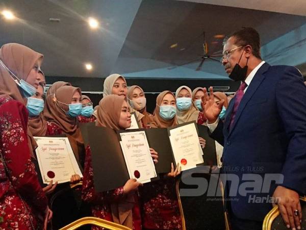 Abdul Rahman (kanan) memberikan kata-kata motivasi kepada sebahagian peserta selepas tamat Majlis Penyampaian SPAK 2020 di Kem Permata Resort di Alor Gajah semalam.