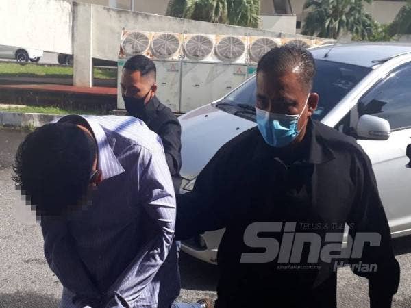 Suspek (kiri) dibawa oleh anggota SPRM ke lokap Mahkamah Alor Setar untuk mendapatkan perintah reman hari ini.