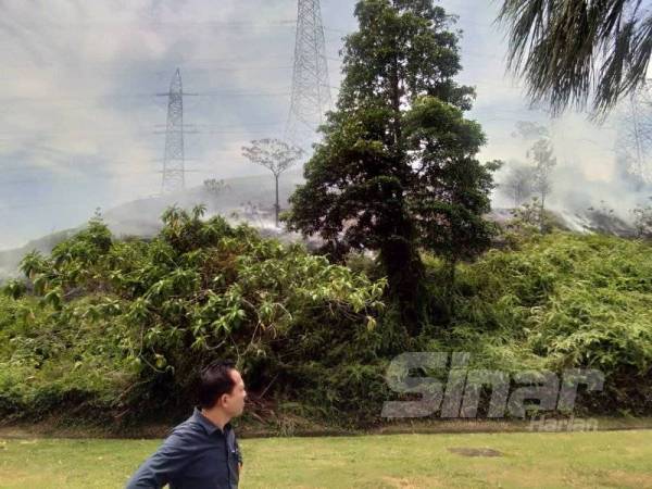 Kawasan bukit yang terbakar di Pintu Masuk Presint 14, Putrajaya.